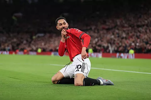 بعد انتظار 555 دقيقة.. كونيا يسجل أول أهدافه مع مانشستر يونايتد